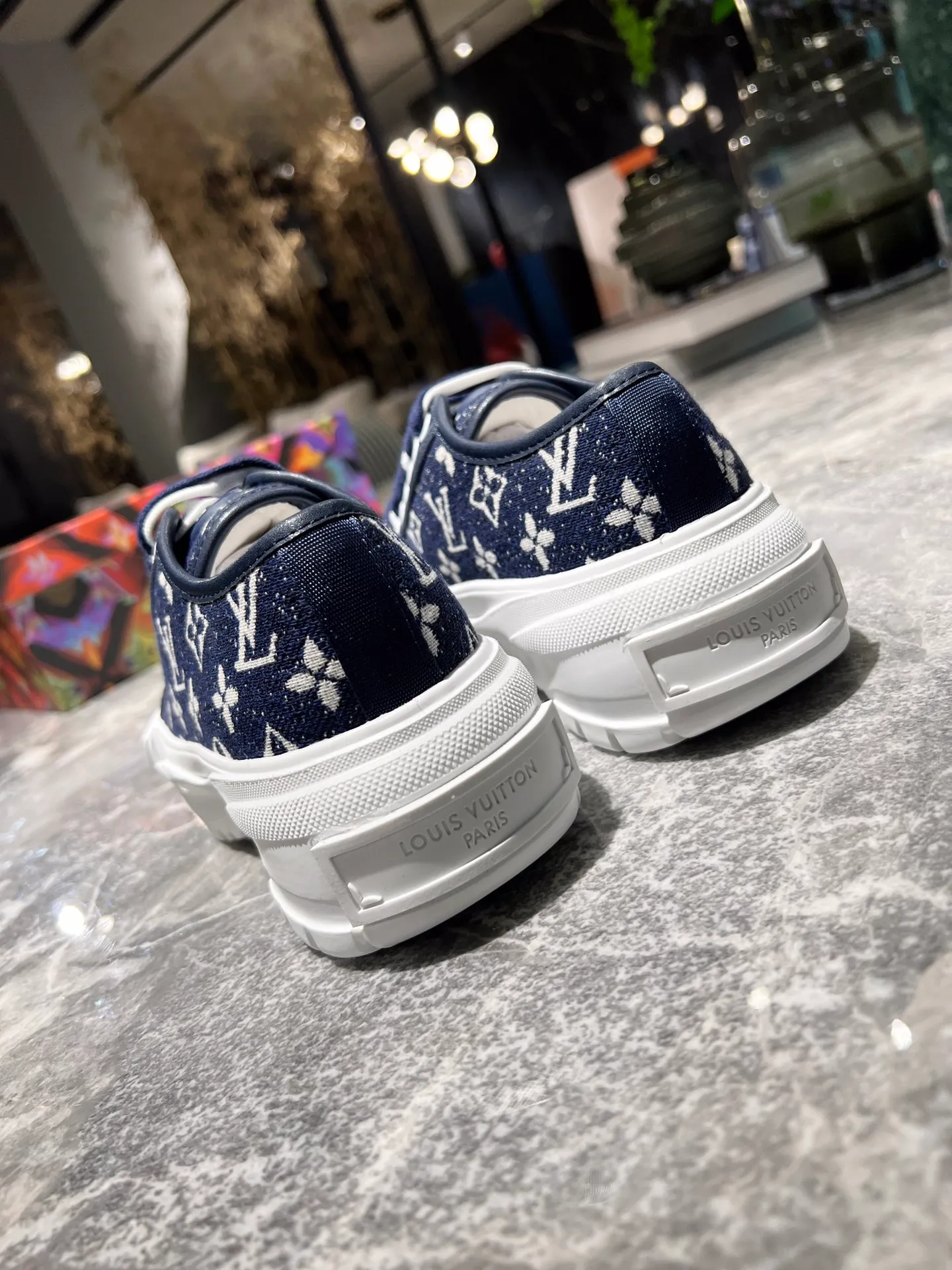 👟👟Ex-factory price 440👟👟 This LV Squad sneaker is made of Monogram denim to stretch out the midsummer comfort. The same color leather outlines the edges, the rubber LV Circle logo embellishes the tongue, and the thick yet lightweight rubber outsole upgrades the comfort again. Yardage: 35-41.